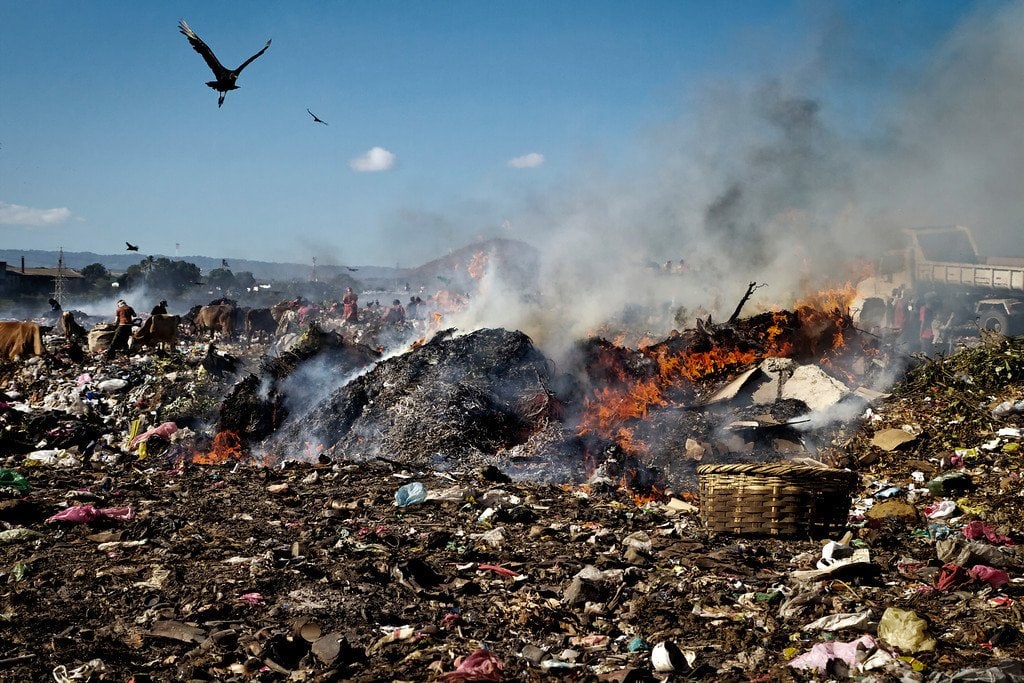 سوزاندن زباله ها در هند